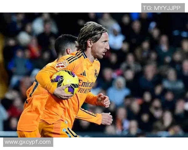 皇马与米兰巅峰对决再度上演球迷期待经典对抗重燃激情 皇马与米兰巅峰对决再度上演球迷期待经典对抗重燃激情